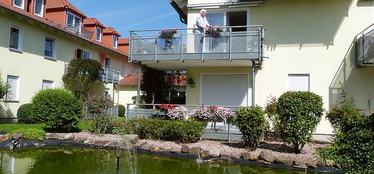 Der Teich im Garten der Seniorenwohnanlage