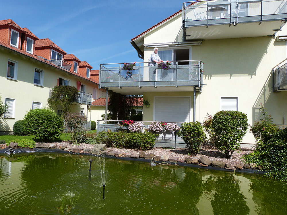 Der Teich im Garten der Seniorenwohnanlage